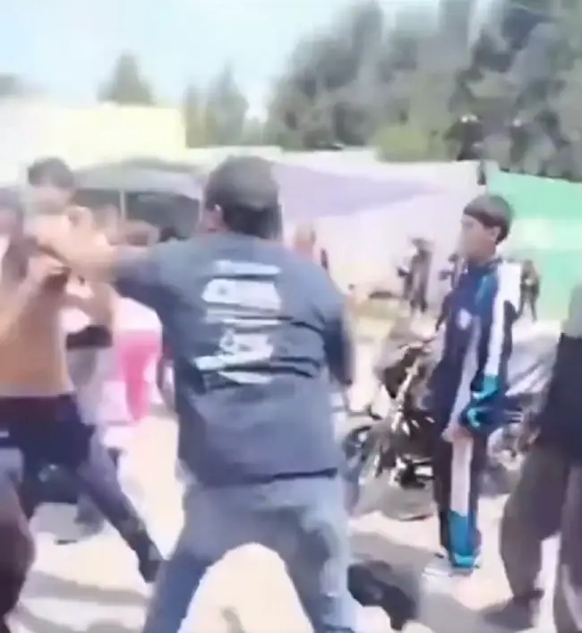(VIDEO) Hombre golpea a estudiante de Amozoc en riña entre alumnos