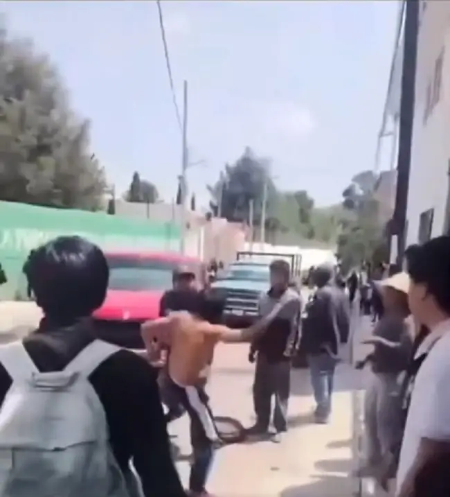 (VIDEO) Hombre golpea a estudiante de Amozoc en riña entre alumnos