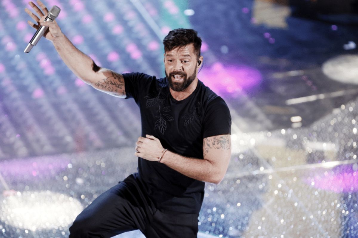 Le avientan gas lacrimógeno a Ricky Martin en concierto