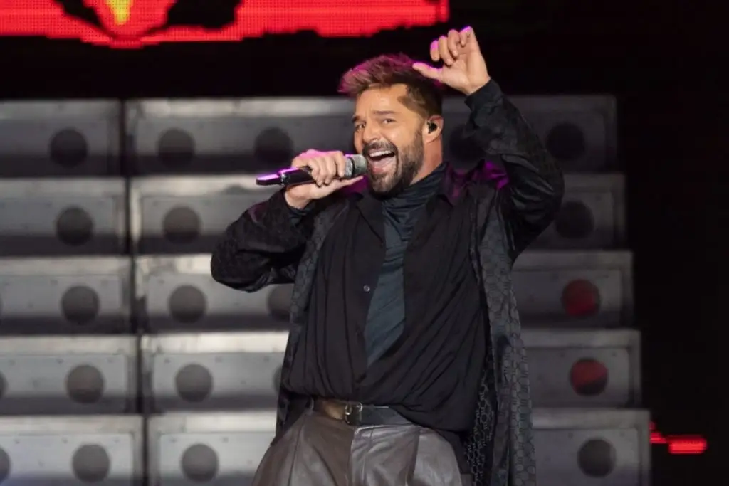 Le avientan gas lacrimógeno a Ricky Martin en concierto