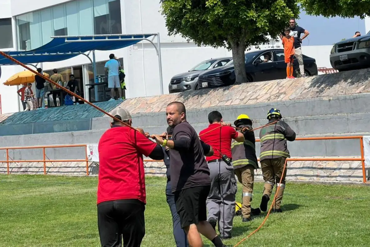 Padre e hijo caen a pozo en Universidad Interamericana