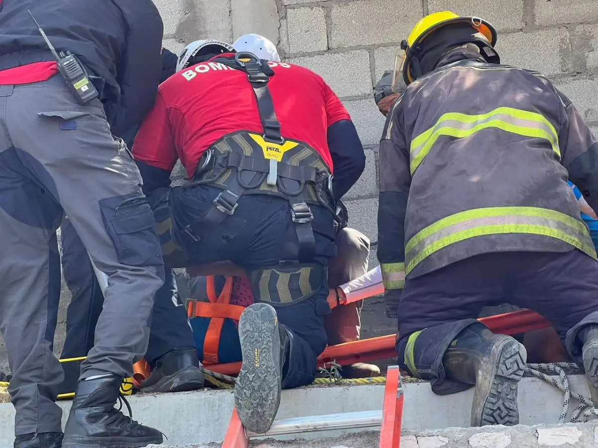 Padre e hijo caen a pozo en Universidad Interamericana