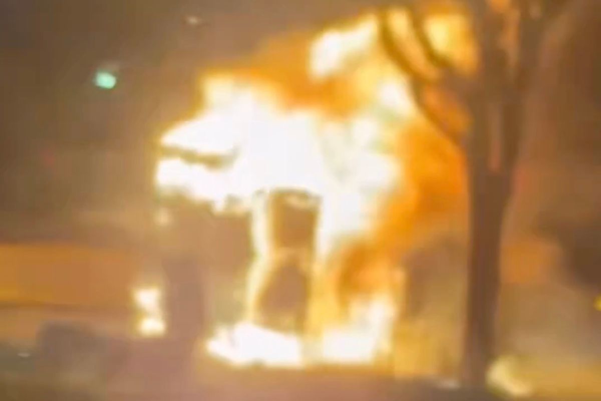Camioneta se incendia en la México-Puebla