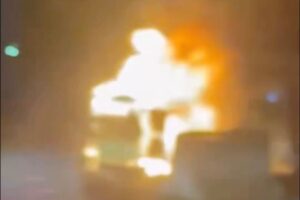 Camioneta se incendia en la México-Puebla