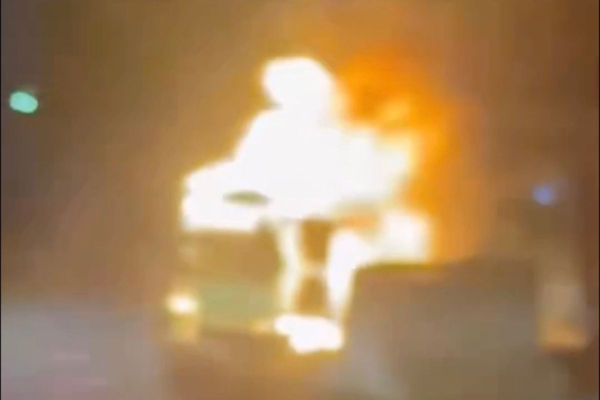 Camioneta se incendia en la México-Puebla