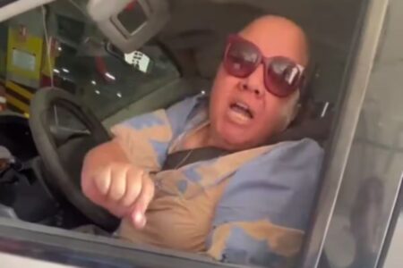 “Cuando aprendas a cruzarte”: Mujer casi atropella a peatones y la apodan Lady Tronchatoro (VIDEO) 14 Lady Tronchatoro casi atropella a peatones y se viraliza