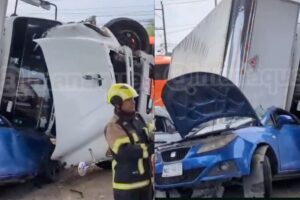 Camión vuelca en la México-Puebla