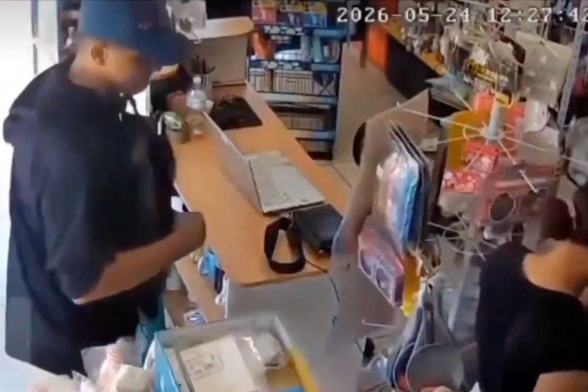 "Llévatelo todo, pero ya déjame": Sujeto apuñala a estudiante en violento asalto a una papelería en Vallarta (VIDEO) 3 Sujeto apuñala a estudiante en violento asalto a una papelería en Vallarta