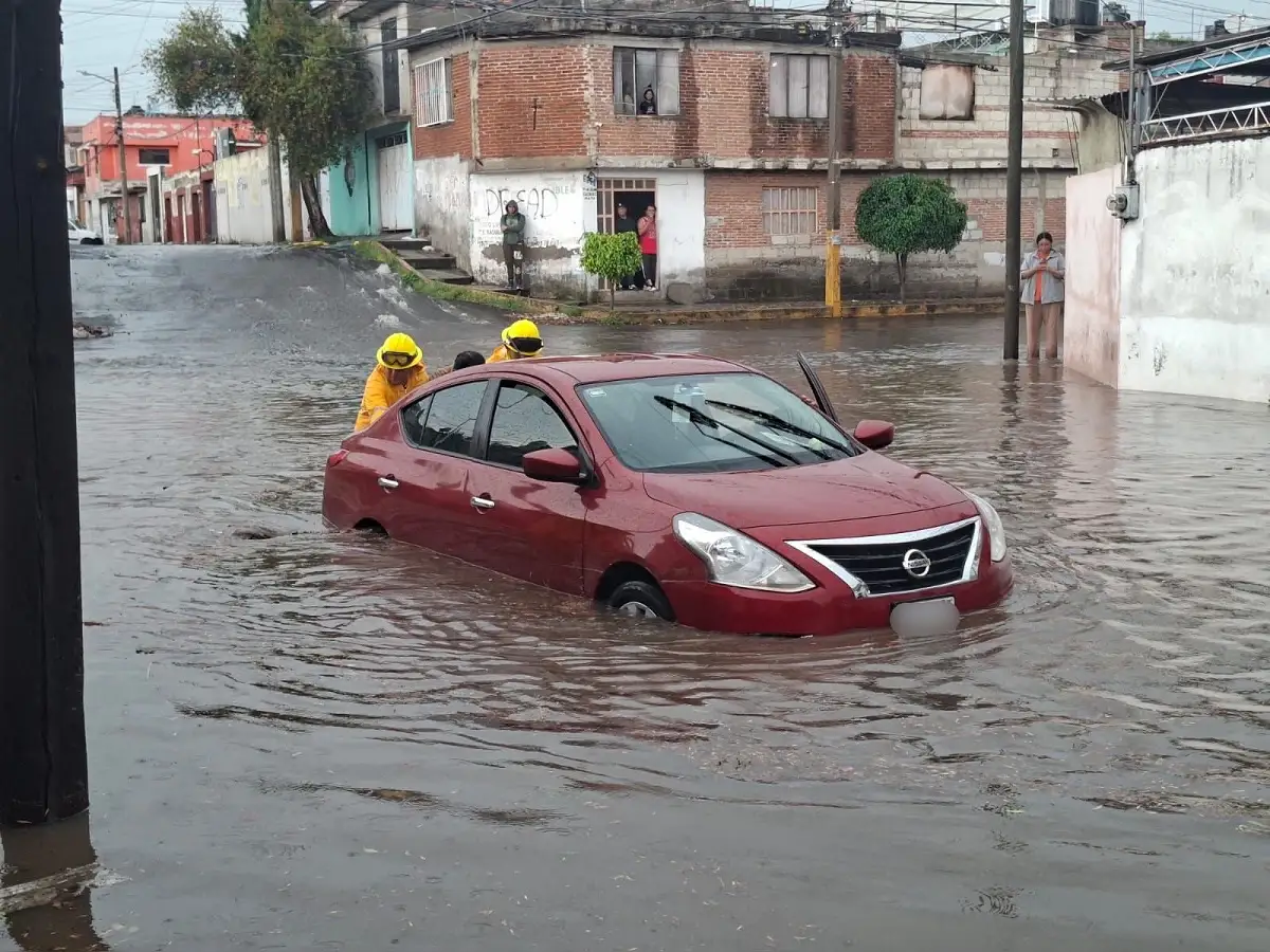 Lluvia y granizo dejan calles inundadas en Puebla hoy