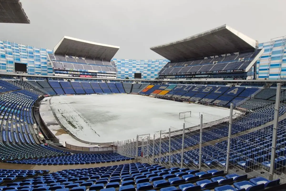 (FOTOS) Granizada en Estadio Cuauhtémoc deja cancha cubierta