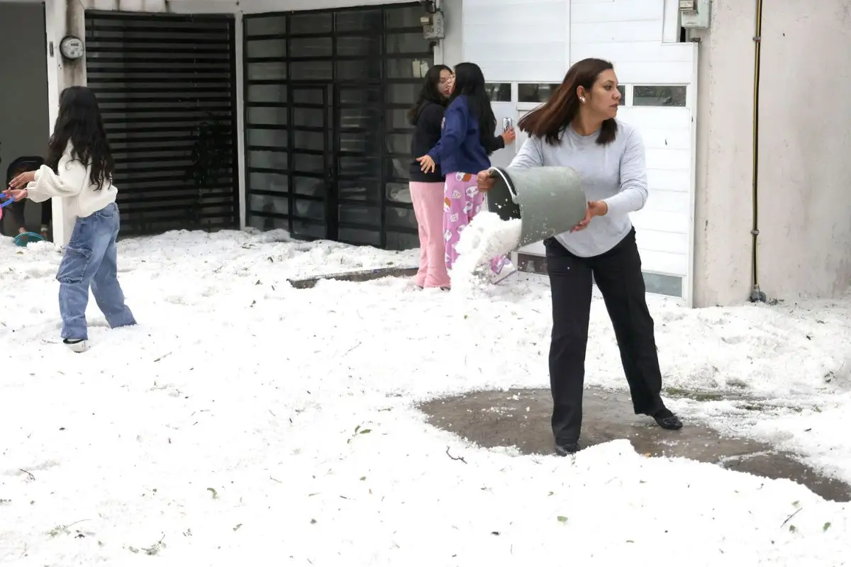 (FOTOS) Granizada en Estadio Cuauhtémoc deja cancha cubierta