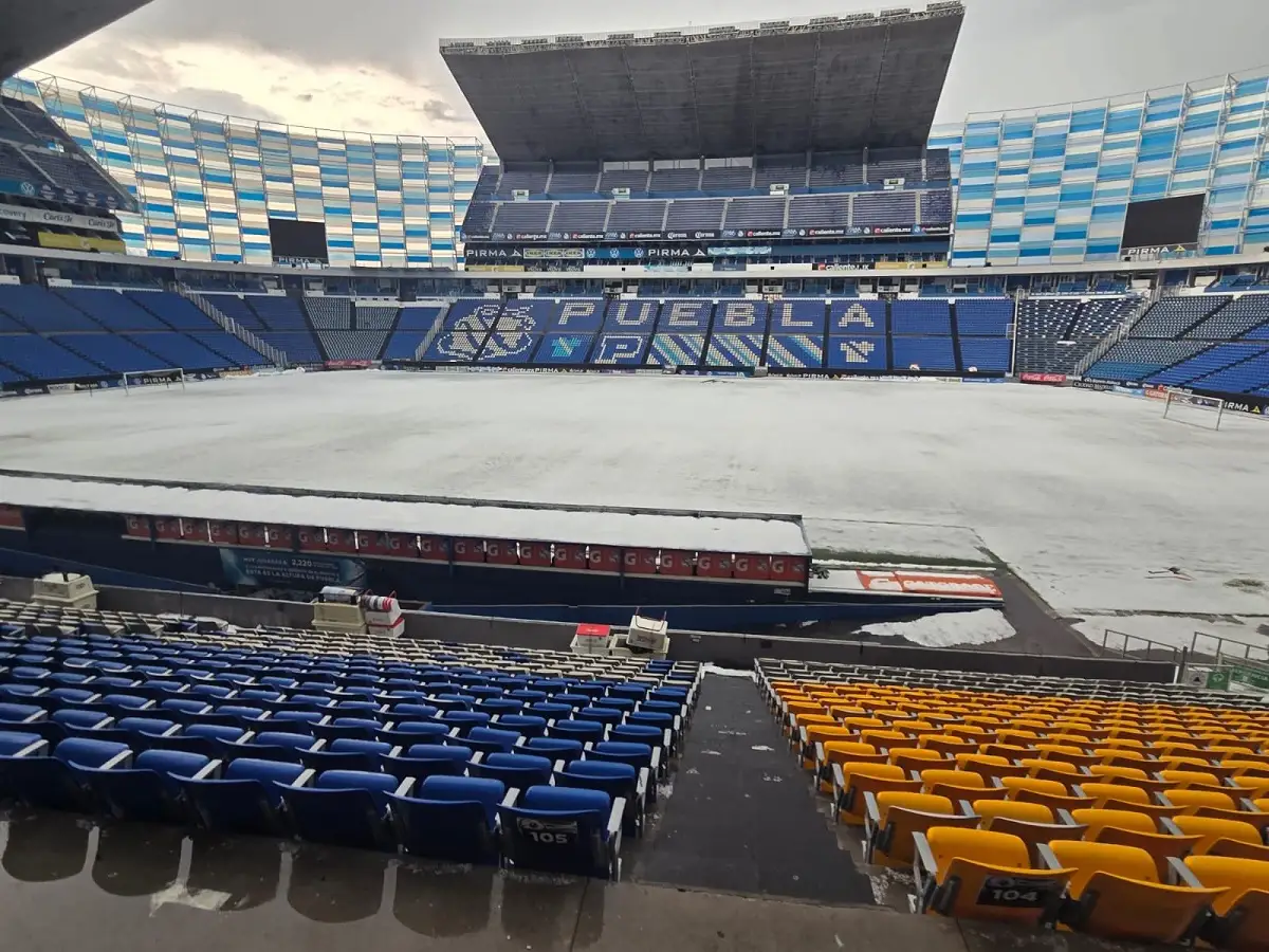 (FOTOS) Granizada en Estadio Cuauhtémoc deja cancha cubierta