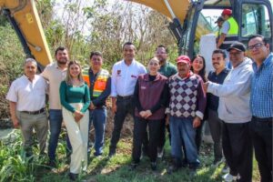 El gobernador Alejandro Armenta y Roberto Solís hacen equipo y le entran al rescate del río Xopanac- inician trabajos de desazolve en Xalmimilulco