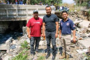 Roberto Solís encabeza faena de limpieza en el río Xochiac para prevenir riesgos por temporada de lluvias