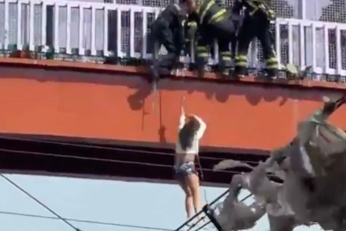 VIDEO: Mujer se arroja de un puente a las vías del Metro en la CDMX y sobrevive 3 Mujer se arroja de un puente a las vías del Metro en la CDMX