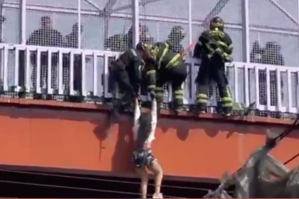Mujer se arroja de un puente a las vías del Metro en la CDMX