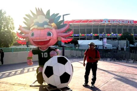 FIFA ordena retirar ajolote gigante de Clara Brugada del Estadio CDMX