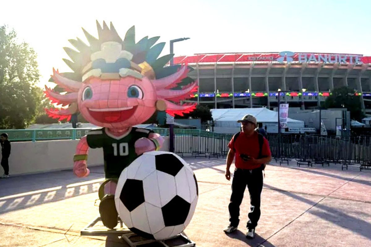 FIFA ordena retirar ajolote gigante de Clara Brugada del Estadio CDMX