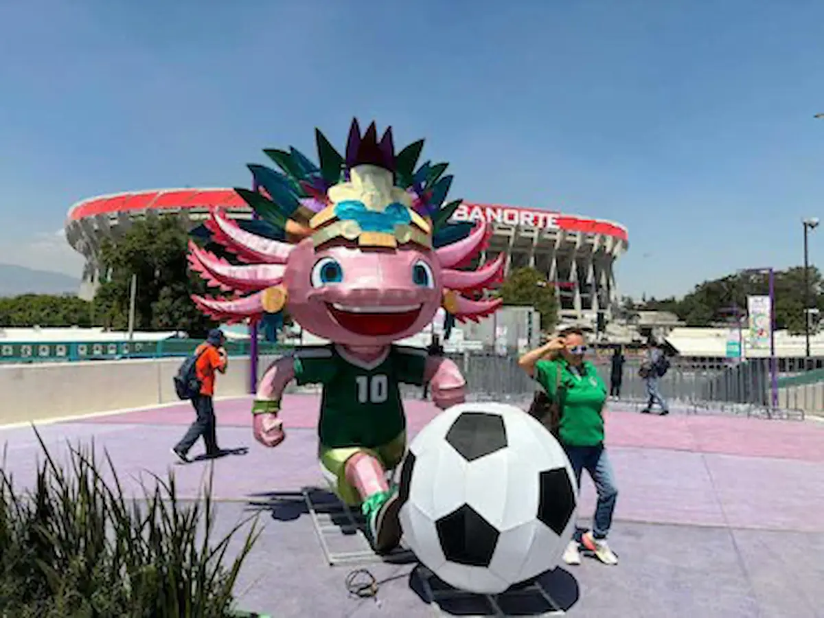 FIFA ordena retirar ajolote gigante de Clara Brugada del Estadio CDMX