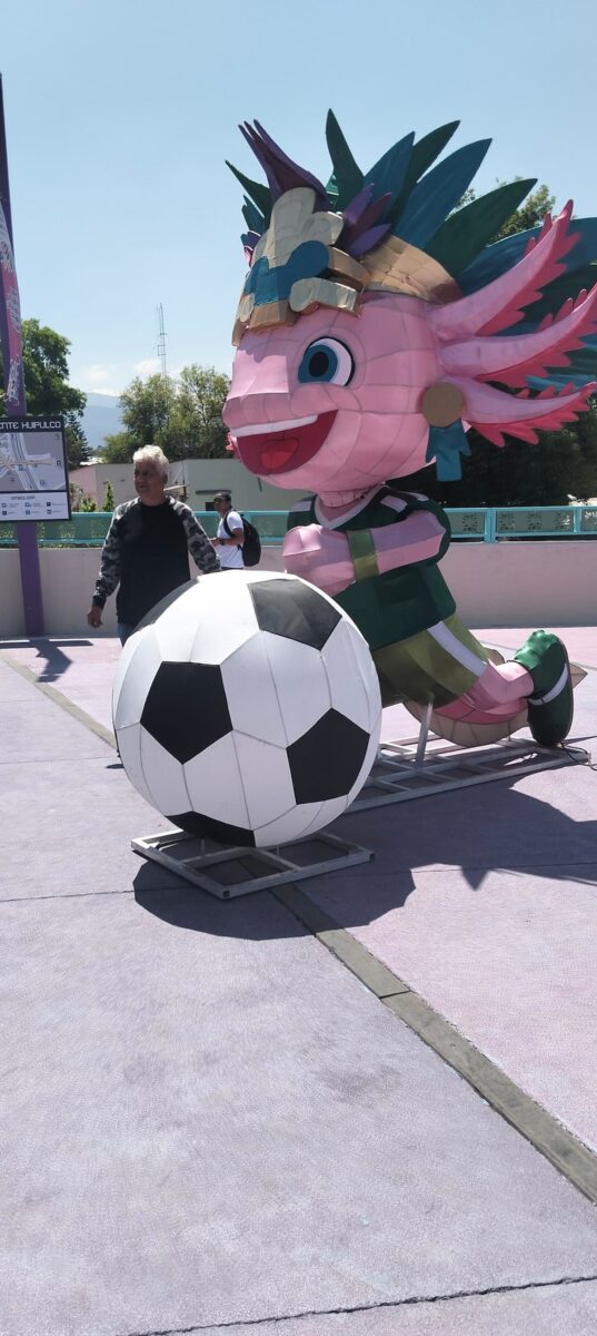 FIFA ordena retirar ajolote gigante de Clara Brugada del Estadio CDMX