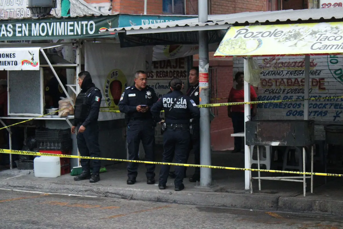 Sujetos escapan en una motocicleta tras ejecución de Víctor Mirón