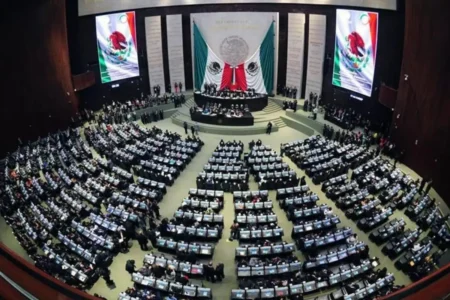 Entre críticas, aprueban reforma judicial de Morena