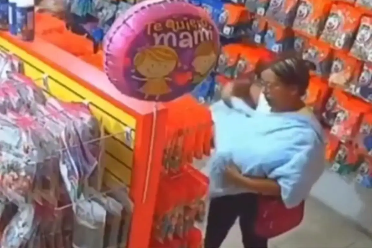 (VIDEO) Familia roba en negocio del Centro de Puebla