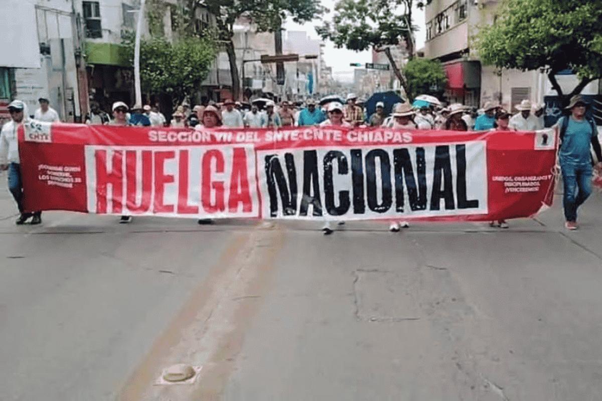 CNTE derriba escultura del Mundial