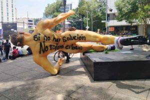 CNTE derriba escultura del Mundial