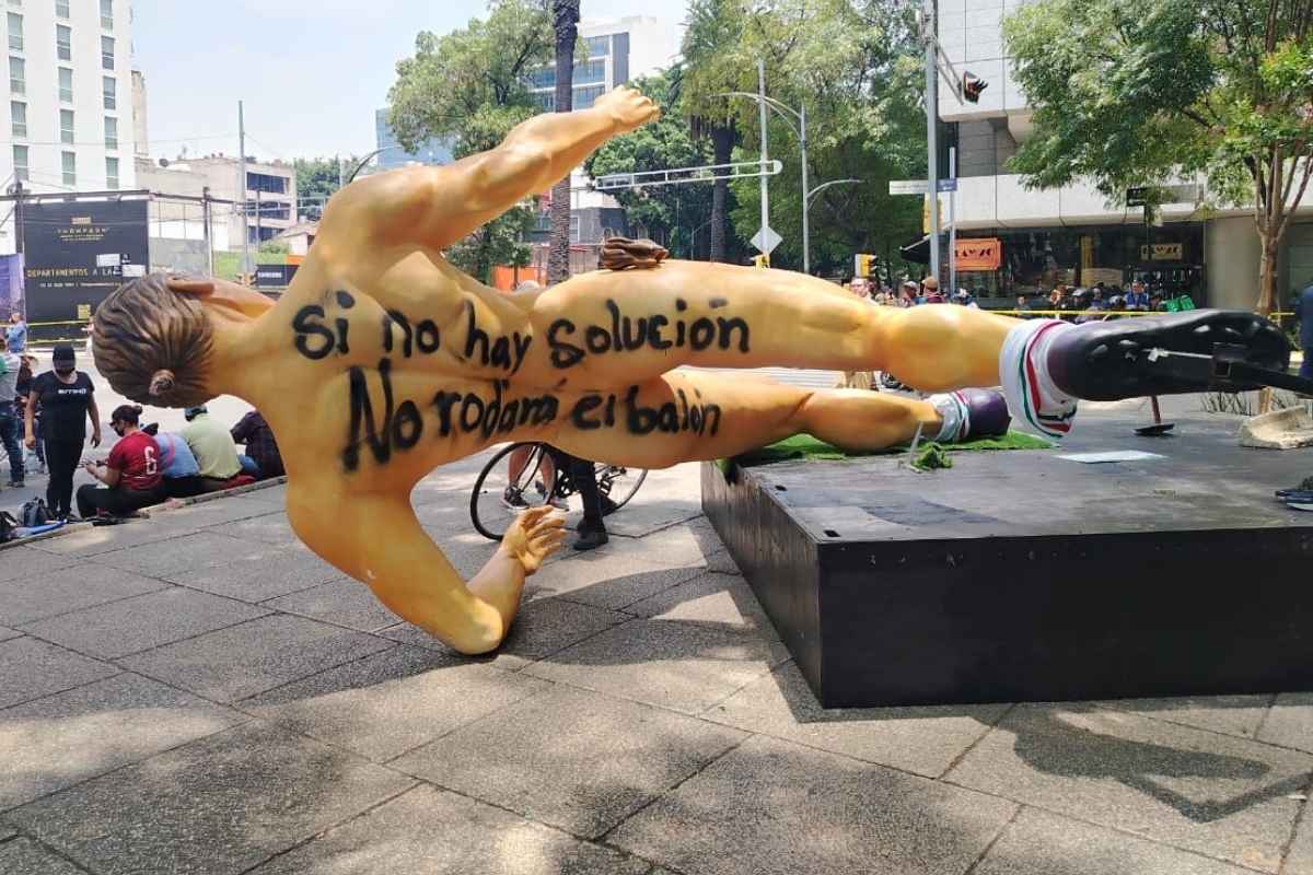 CNTE derriba escultura del Mundial