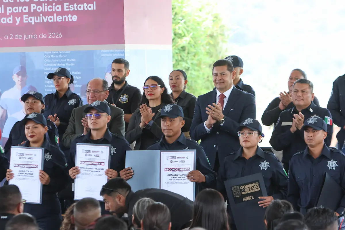 Gradúan 332 cadetes; meta es de mil nuevos policías en Puebla este 2026