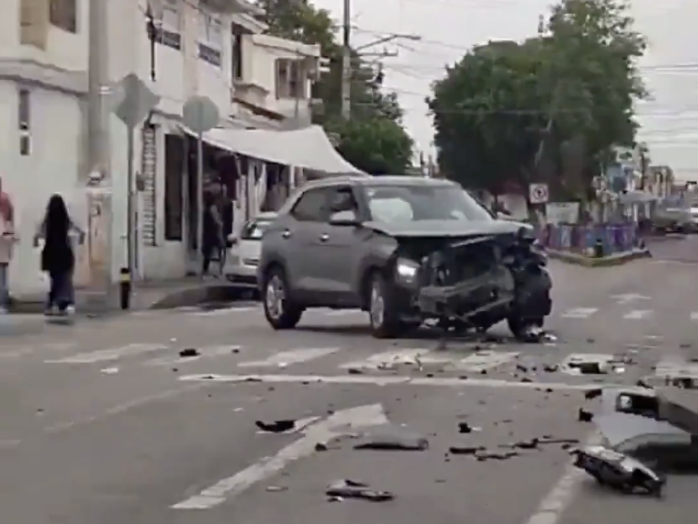 Conductor a exceso de velocidad provoca choque en la Romero Vargas, huye y deja a mujer con crisis
