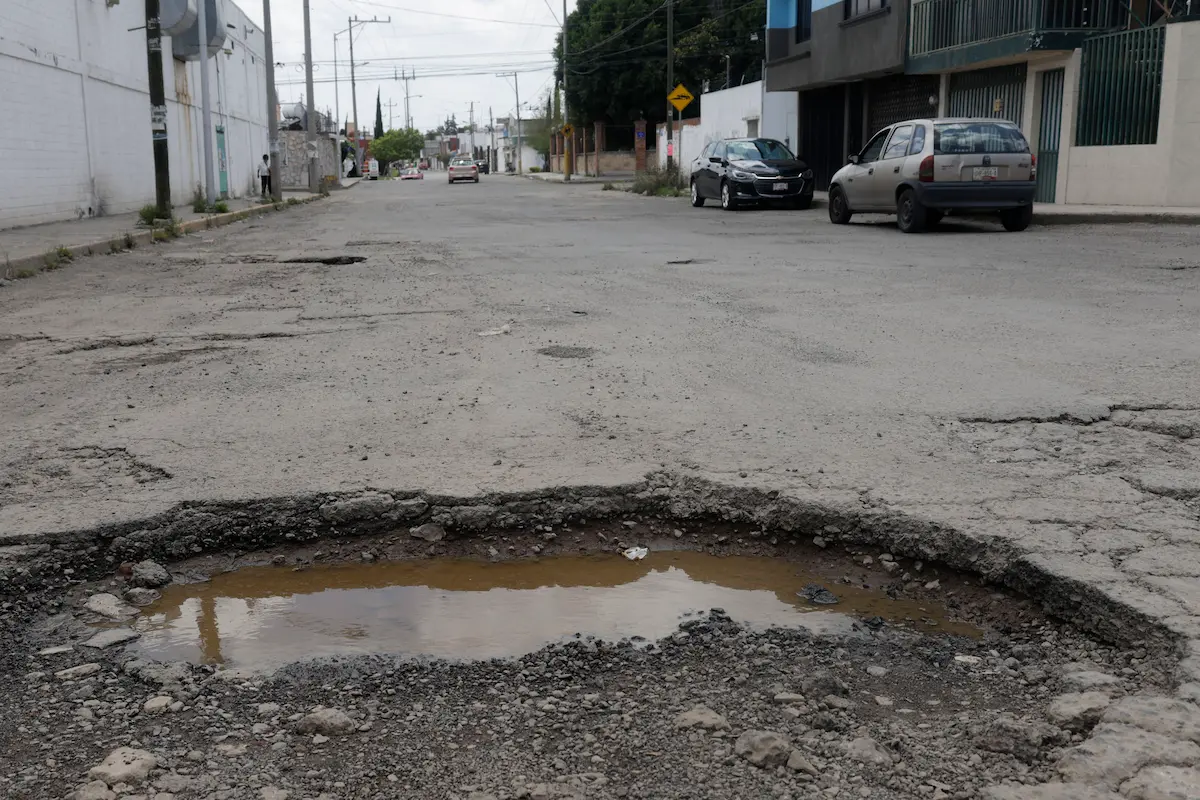 Tapan 350 mil baches en Puebla en casi dos años; tren de pavimento llega a la zona norte