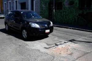 Tapan 350 mil baches en Puebla en casi dos años; tren de pavimento llega a la zona norte