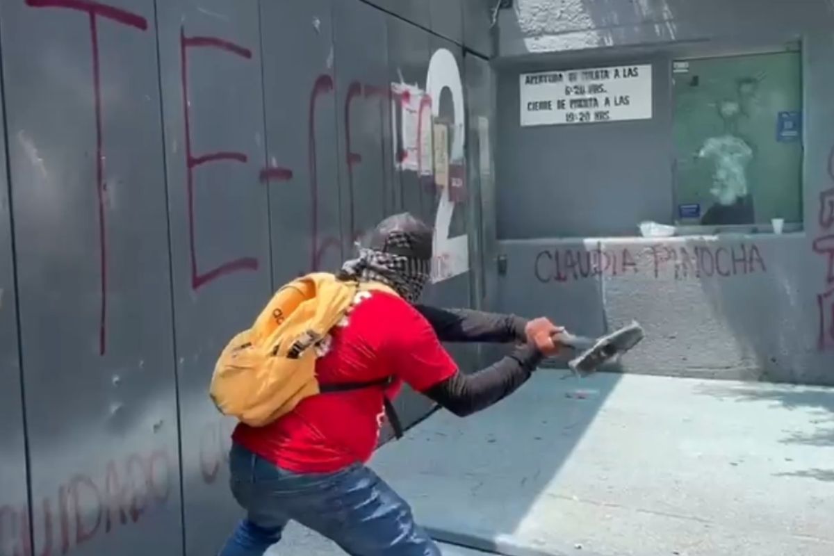 CNTE irrumpe en instalaciones de la SEP 2