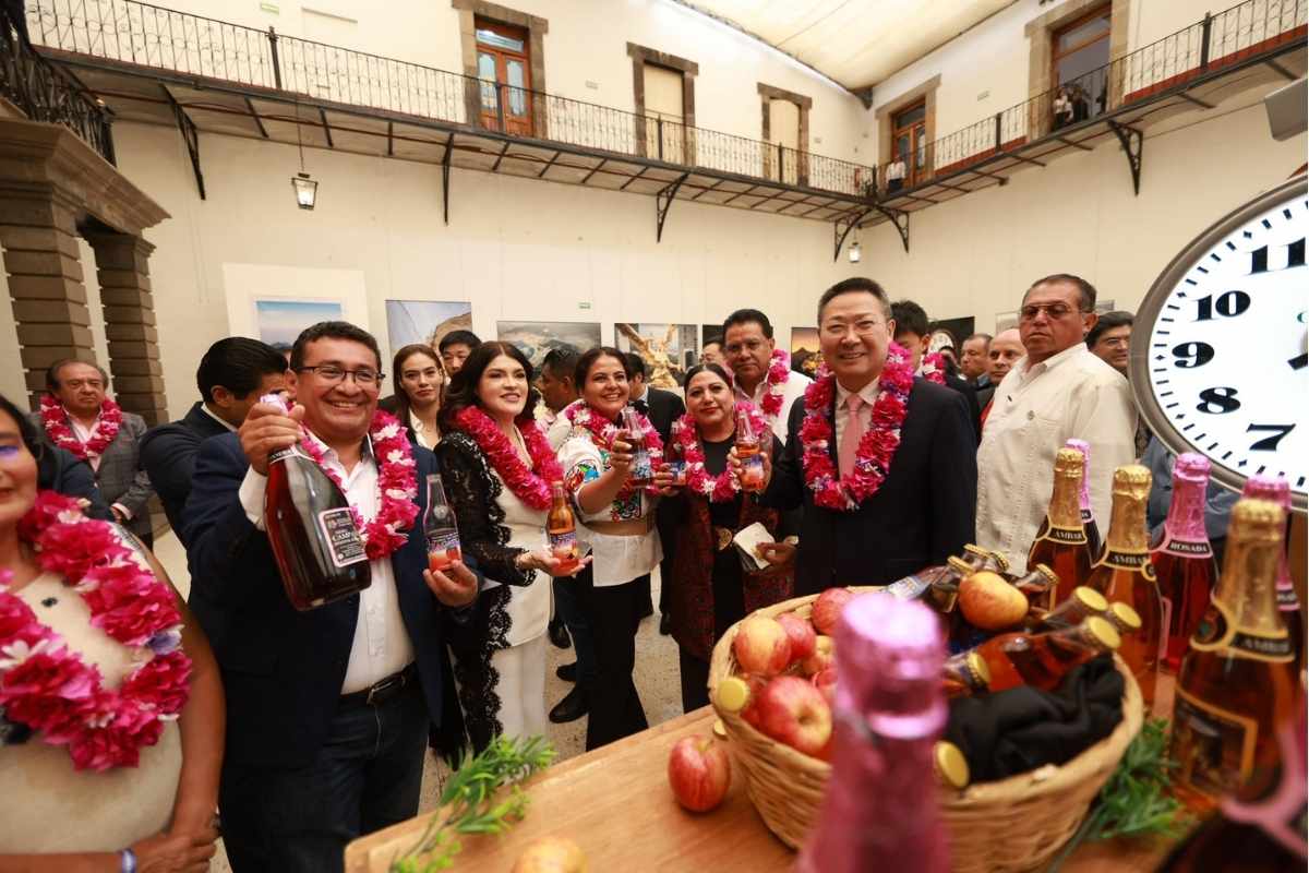 Embajador de China en México visita Zacatlán y conoce su riqueza cultural y artesanal