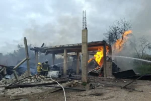 Explosión de gas en Tepeaca provoca incendio cerca de escuela