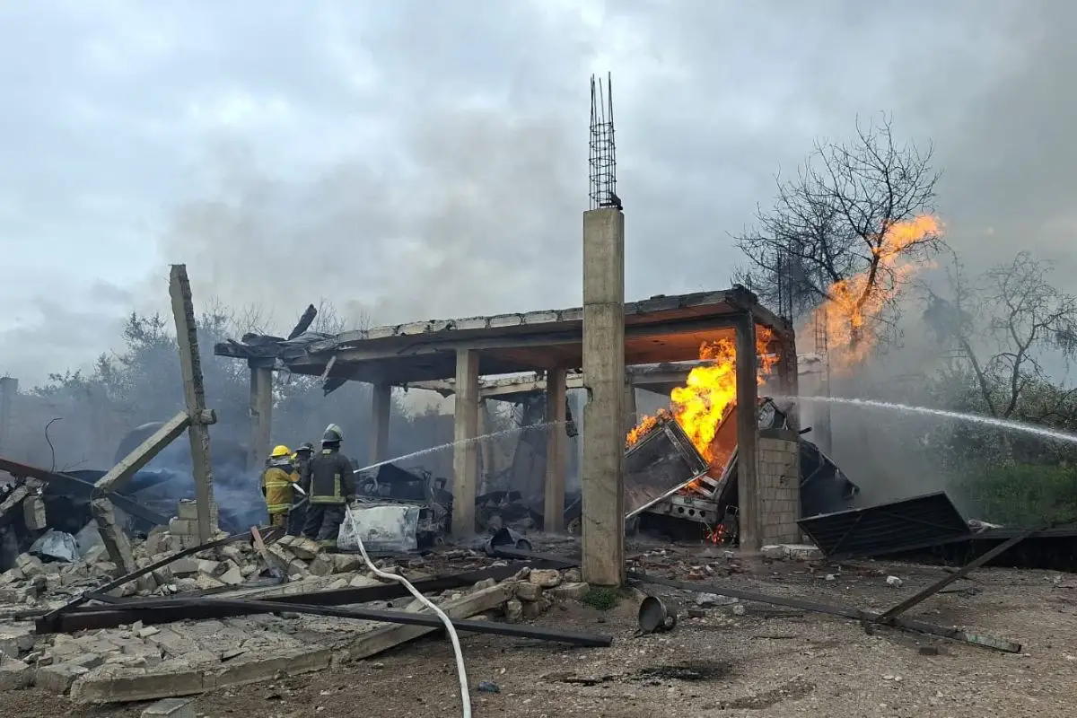 Explosión de gas en Tepeaca provoca incendio cerca de escuela