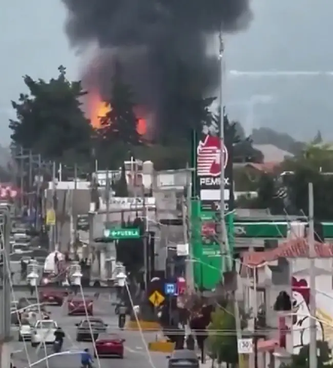 Explosión de gas en Tepeaca provoca incendio cerca de escuela