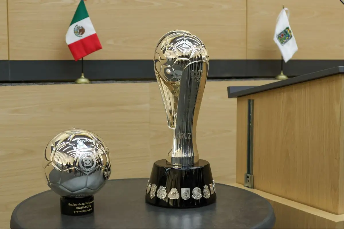 Diputada de Morena tiró el trofeo del Cruz Azul en el Congreso