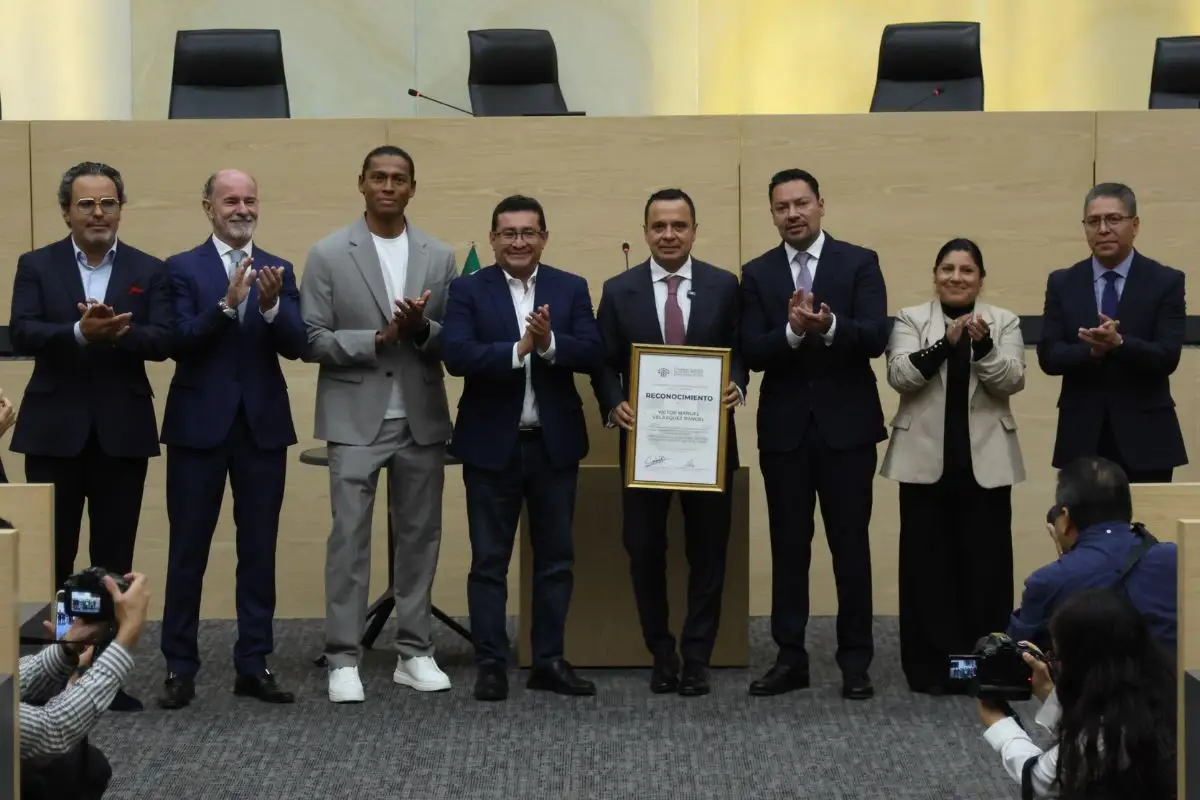 Diputada de Morena tiró el trofeo del Cruz Azul en el Congreso