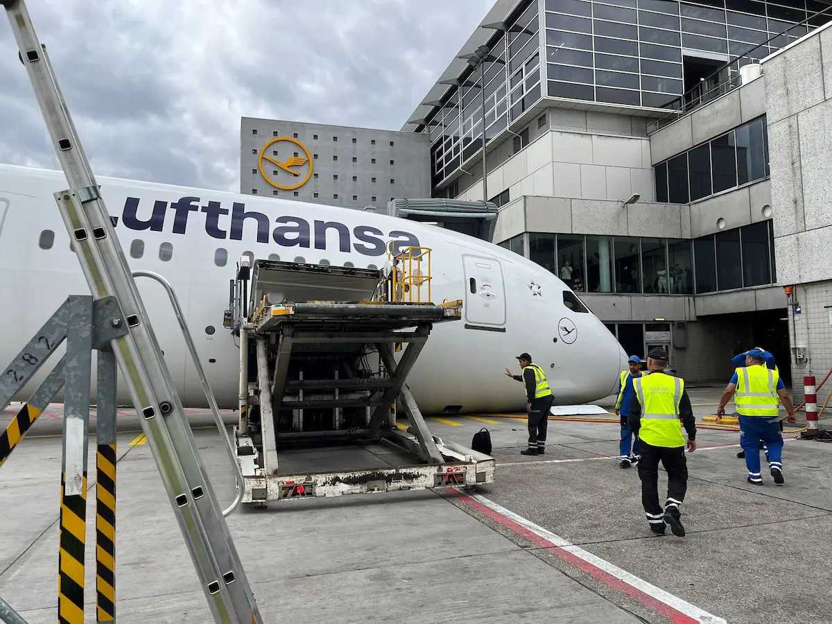 El momento exacto en el que colapsó un avión en el aeropuerto de Frankfurt