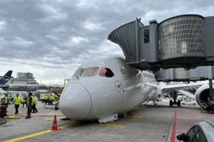 El momento exacto en el que colapsó un avión en el aeropuerto de Frankfurt