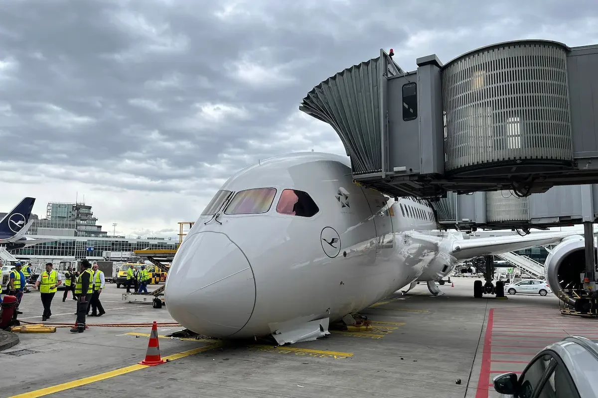 El momento exacto en el que colapsó un avión en el aeropuerto de Frankfurt