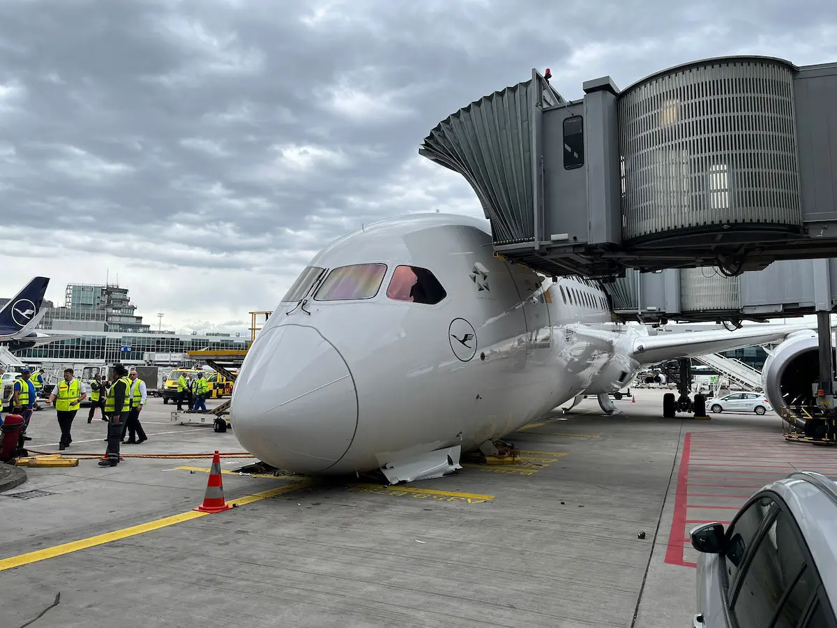 El momento exacto en el que colapsó un avión en el aeropuerto de Frankfurt