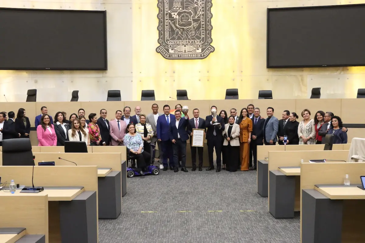 Reconocen en el Congreso del Estado al presidente del Club de Futbol Cruz Azul, Víctor Manuel Velázquez  