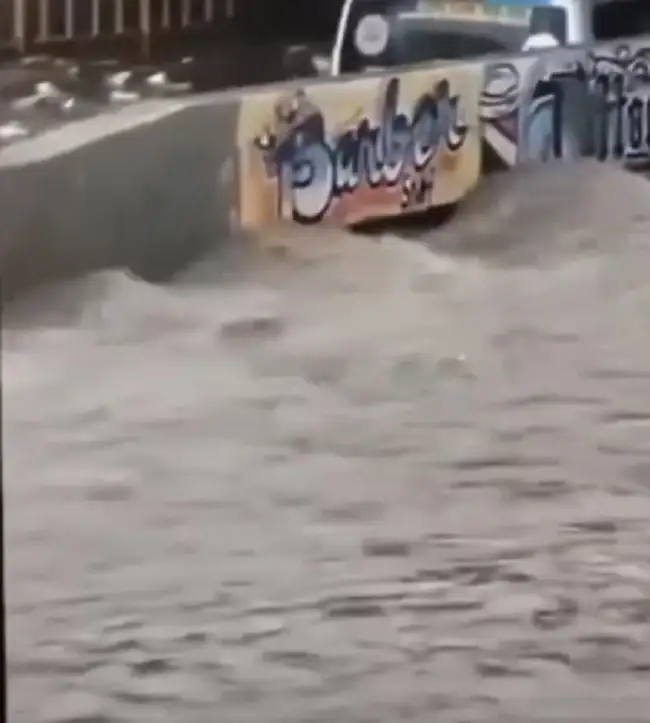 Inundaciones en Estado de México dejan combi atrapada