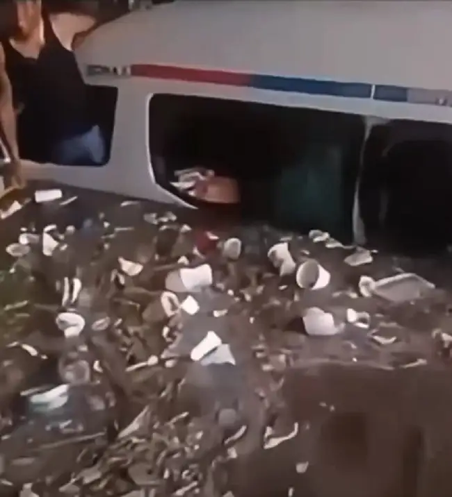 Inundaciones en Estado de México dejan combi atrapada