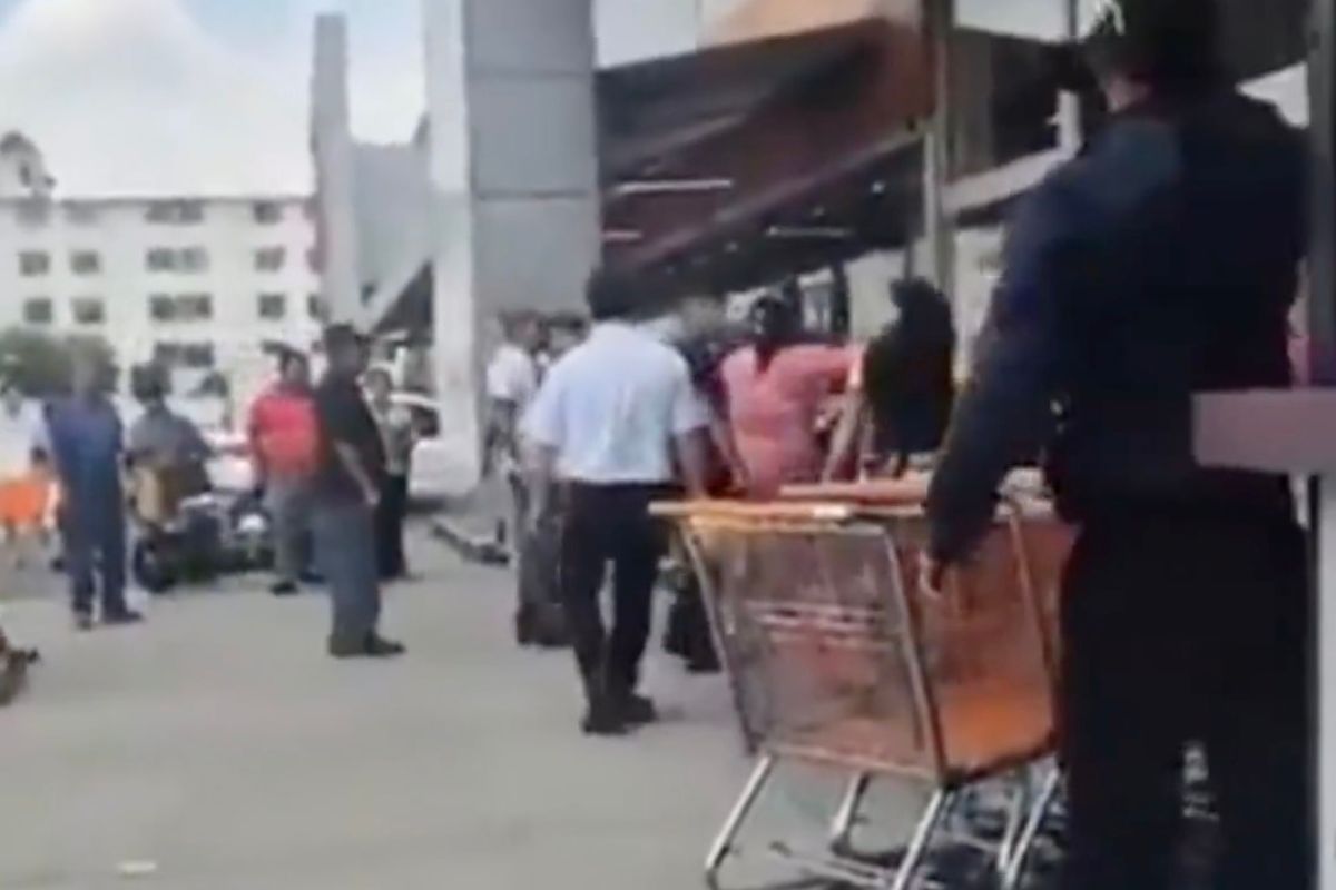 VIDEO: Retienen y golpean a ladrón en Chedraui de Iztapalapa