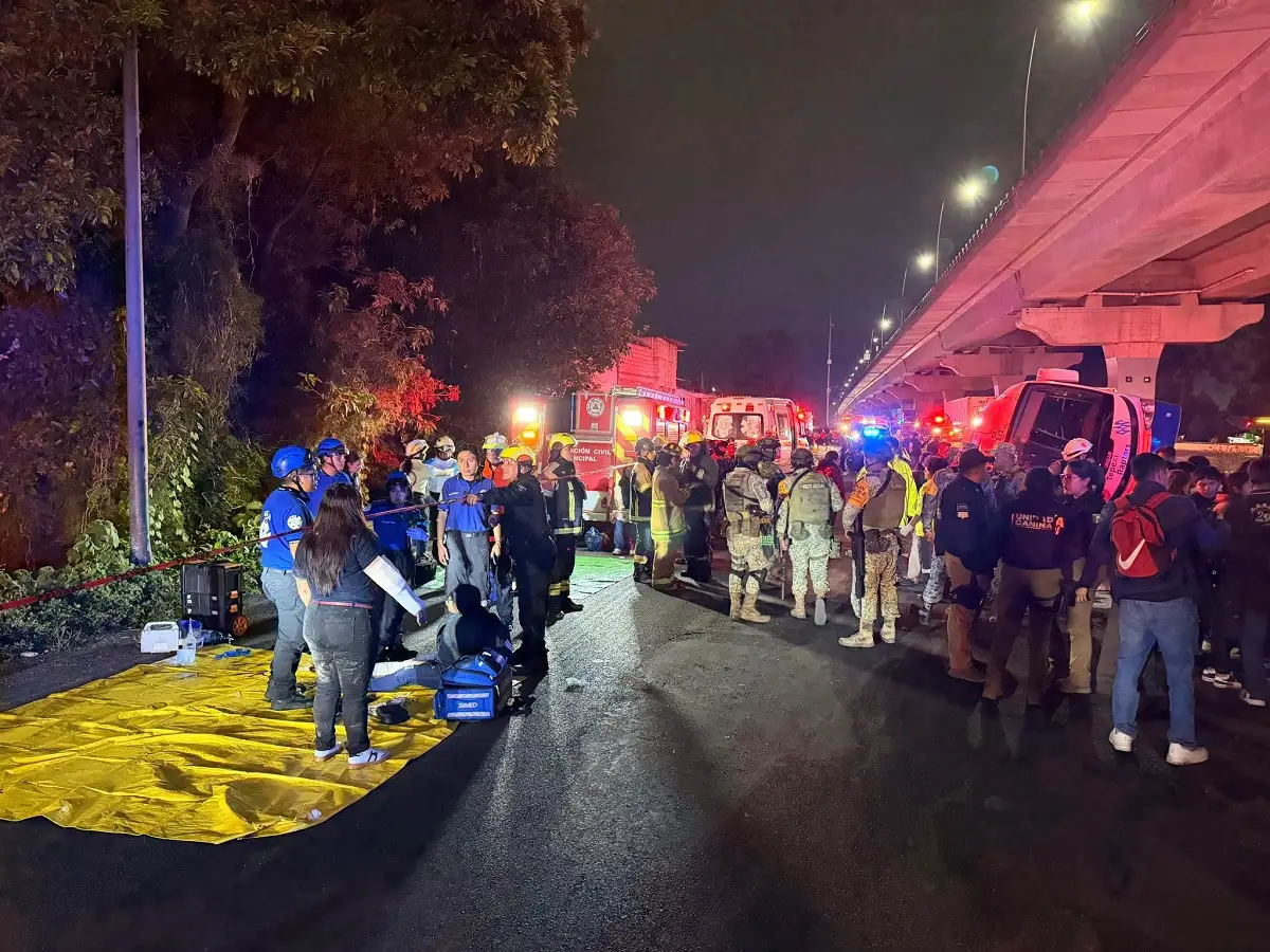 Vuelca camión con estudiantes del Tecnológico de Tepexi 